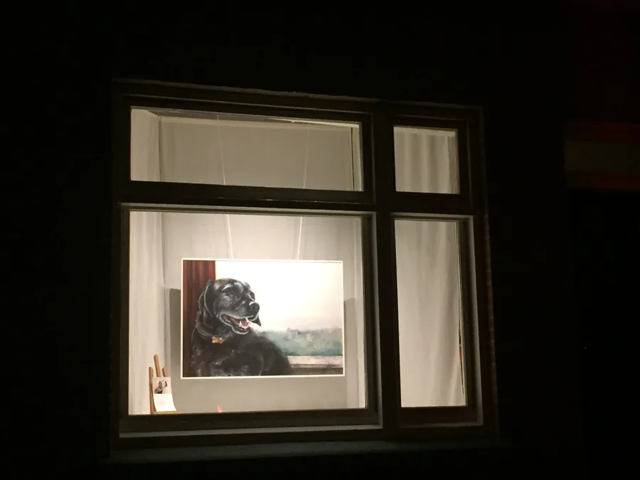 Bikkel in de etalage van het atelier, Hoekerstraat